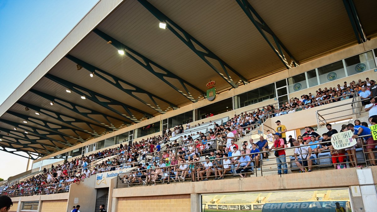 Casi 3.000 personas se dieron cita en el feudo celeste para vivir el Poli El Ejido-Almería.