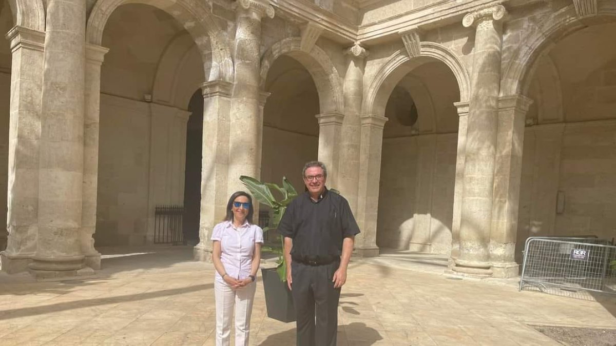 Margarita Robles, ministra de Defensa, junto al deán, Juan José Martín Campos, en el claustro de la Catedral.