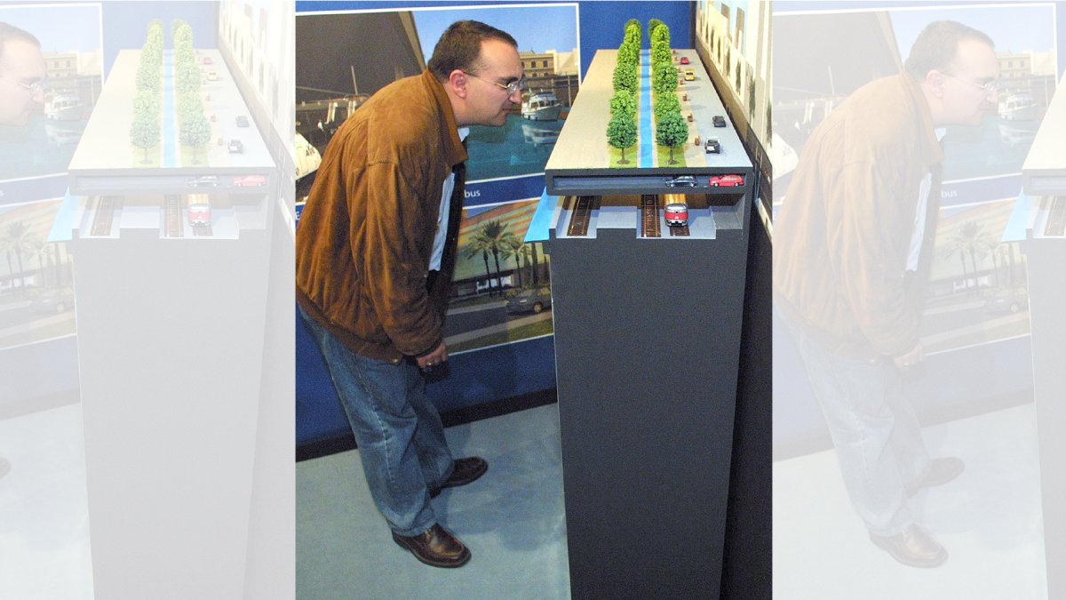 Mirando la maqueta de un proyecto de soterramiento en 2003.