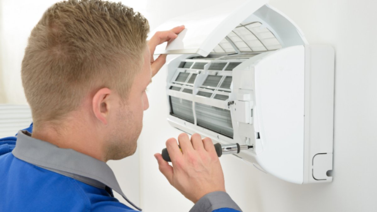 Instalación de un aparato de aire acondicionado en una vivienda de Almería.