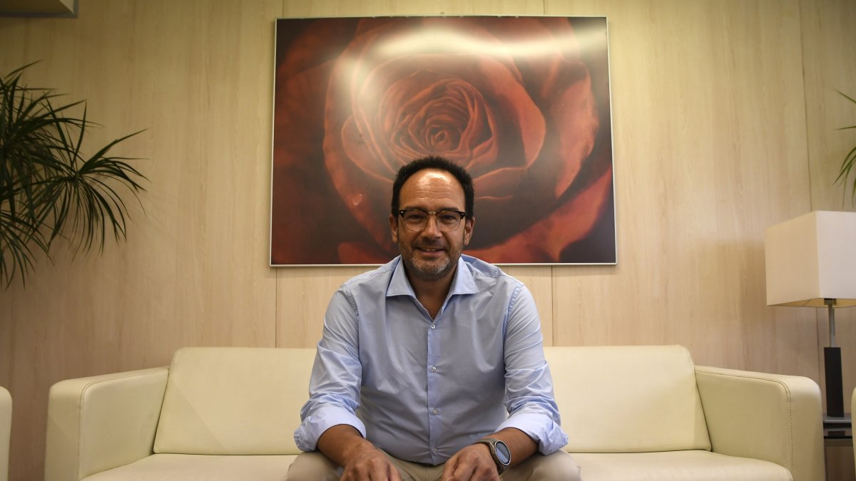 Antonio Hernando posa en la sede del PSOE de Almería para esta entrevista.