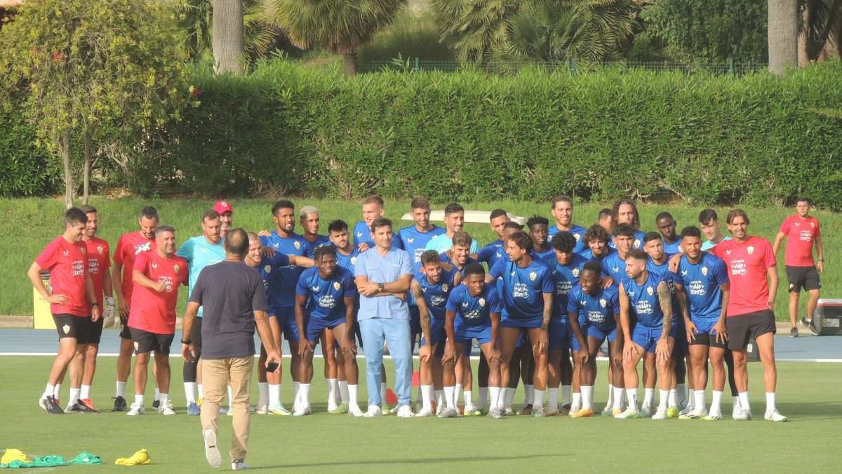El dermatólogo almeriense se hizo una foto con la plantilla antes del entrenamiento.