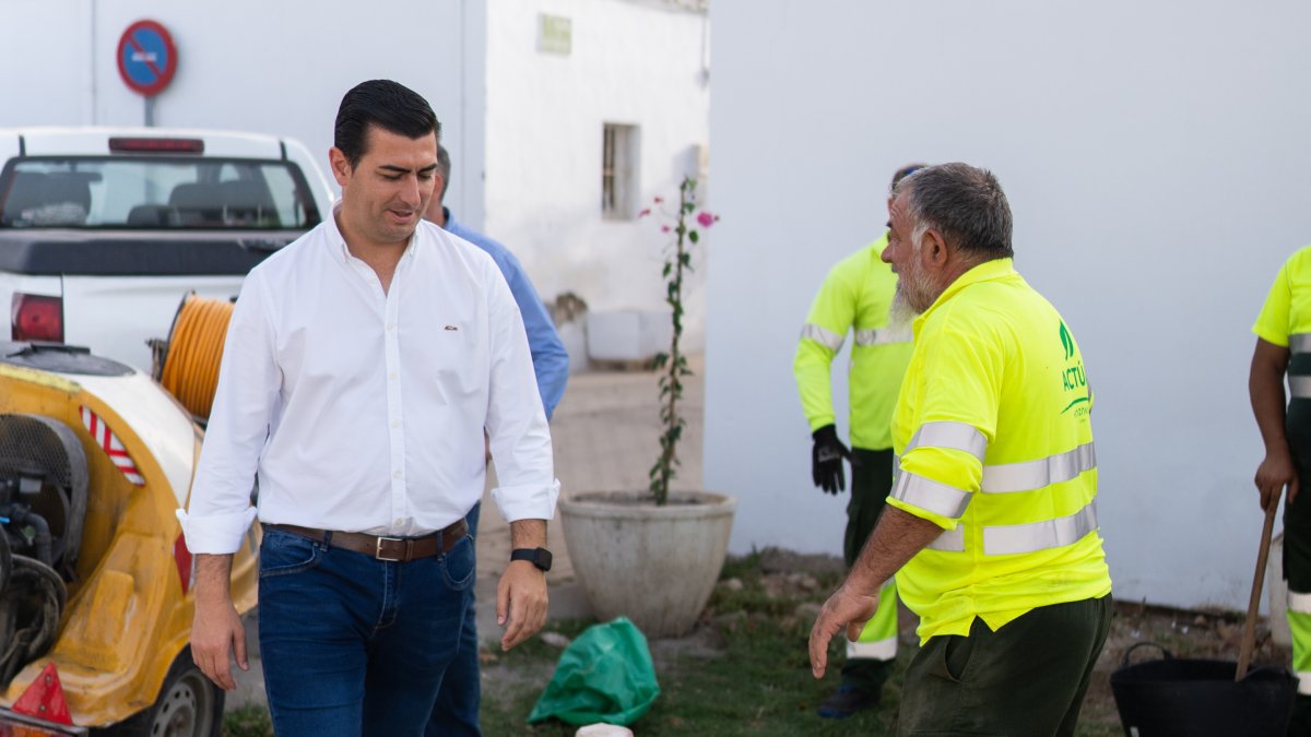 El alcalde José Francisco Garrido en Agua Amarga.