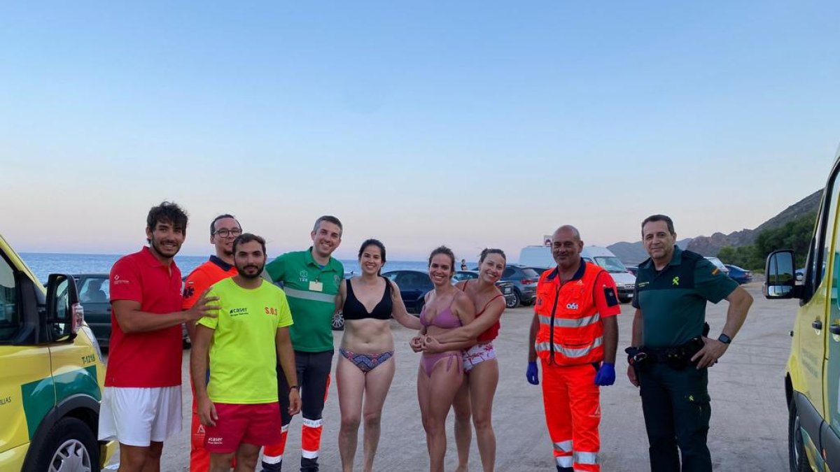 Los cuatro jóvenes junto a los equipos de emergencias.