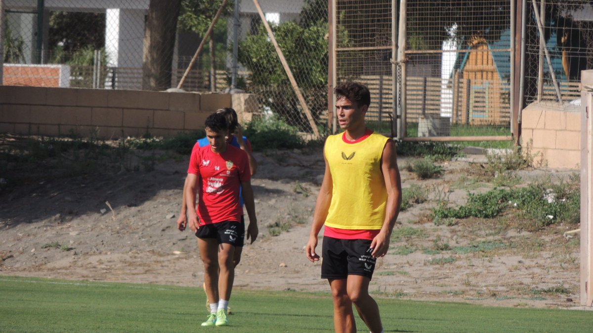 Dani Albiar entrenando este viernes en el campo de la Vega de Acá.