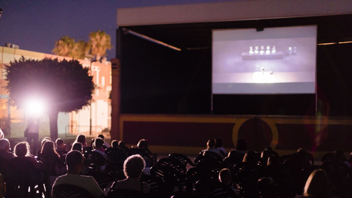 Una proyección en un pueblo.
