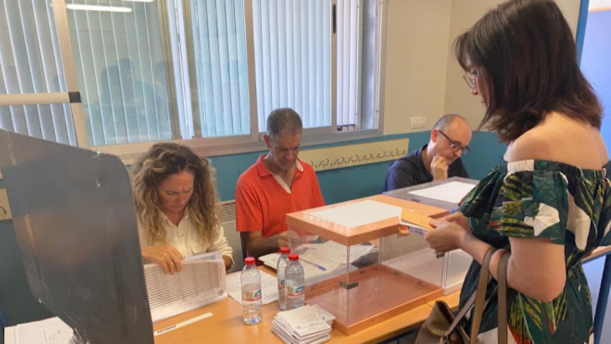 Almerienses votando.