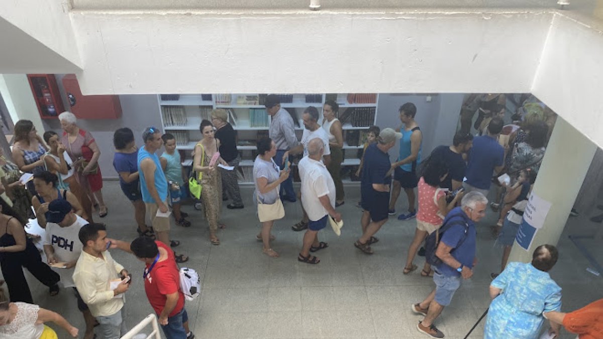 Votantes en un colegio de Almería este 23J.