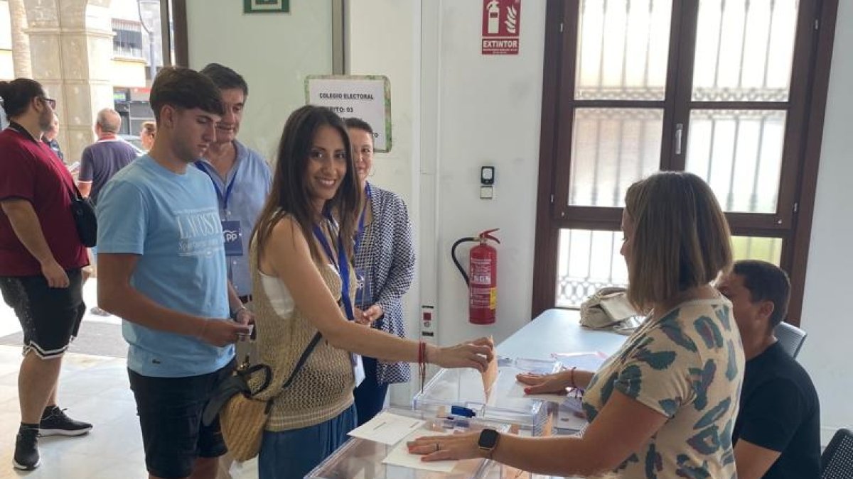La abderitana Carmen Belén López, candidata al Senado, votando en Adra.