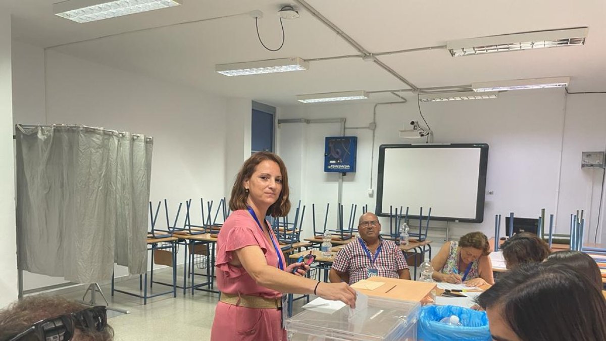 La alcaldesa de Albox, María del Mar Alfonso (PP), votando ayer.