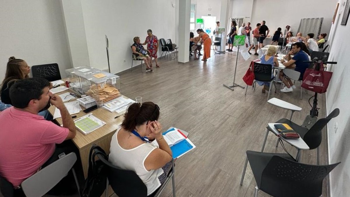 Uno de los colegios electorales de Huércal de Almería.