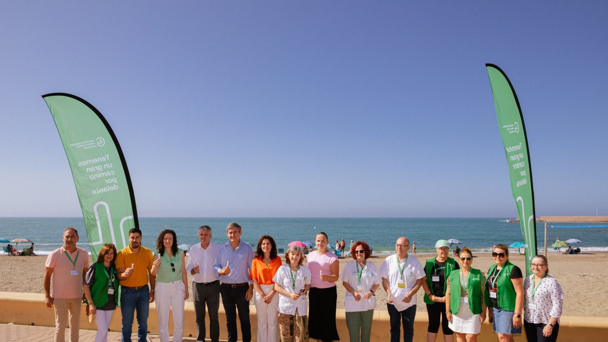 La campaña ha comenzado en la playa de Adra.