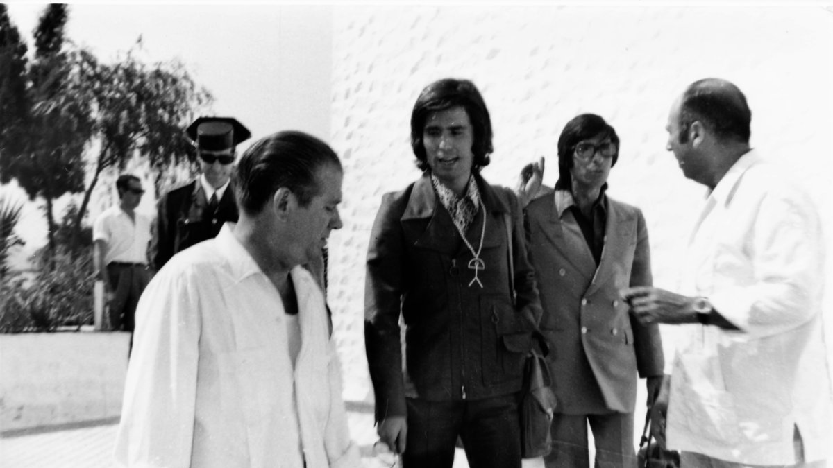 Raphael, con su manager, Paco Gordillo, a su llegada al aeropuerto de Almería.