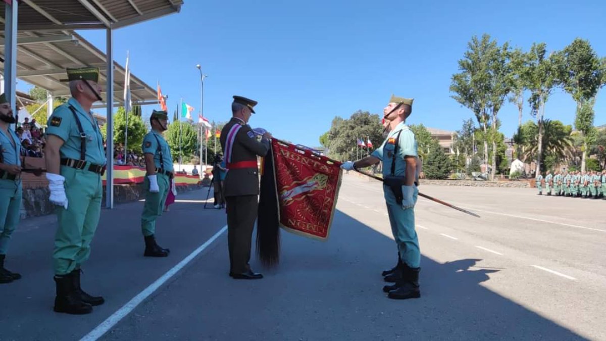 El jefe de FUTER coloca la corbata de la Operación Balmis