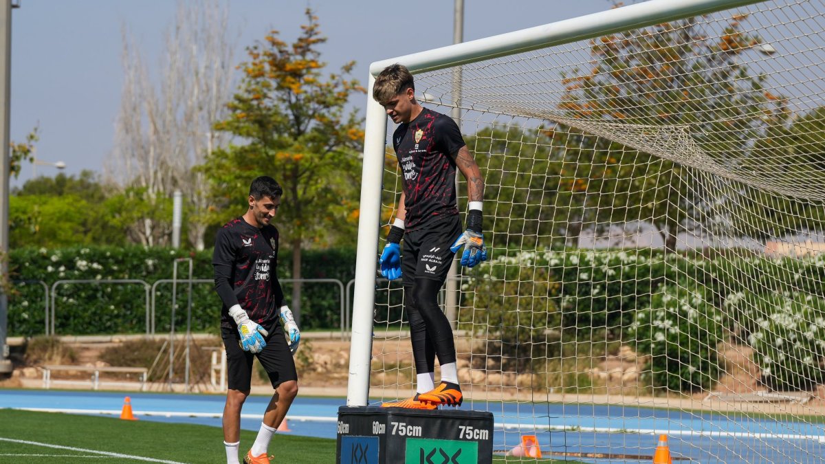 Bruno Iribarne trabajando con Mariño con la primera plantilla.