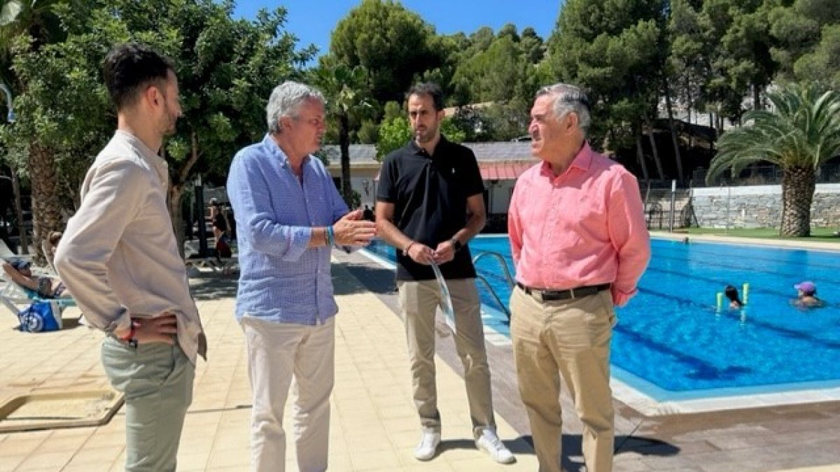 Visita del delegado de salud a la piscina municipal de Zurgena.