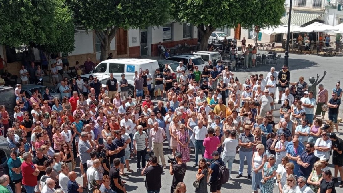 La plaza del Ayuntamiento de Dalías se ha llenado de vecinos para expresar su dolor por la muerte de María.