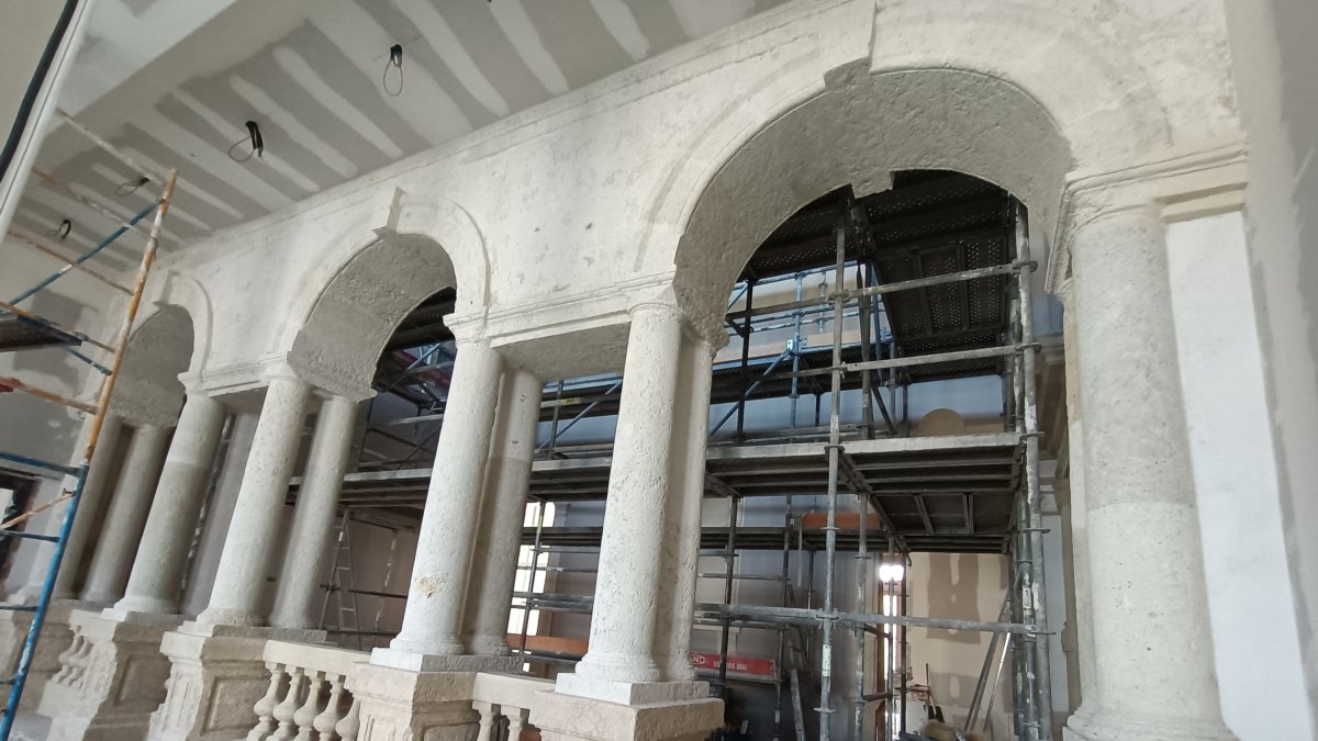 Arcada de piedra rehabilitada del interior de la Casa Consistorial