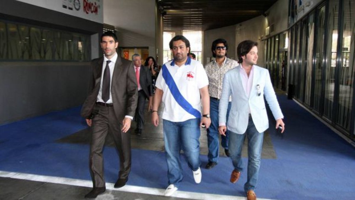 La familia Sanz recibiendo al jeque Al Thani en Málaga.