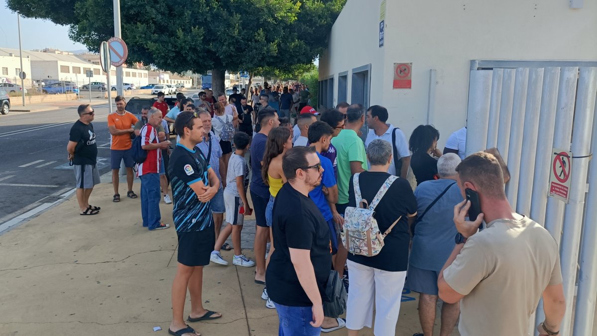 Cola a primera hora de la mañana para buscar la mejor ubicación en el Estadio.