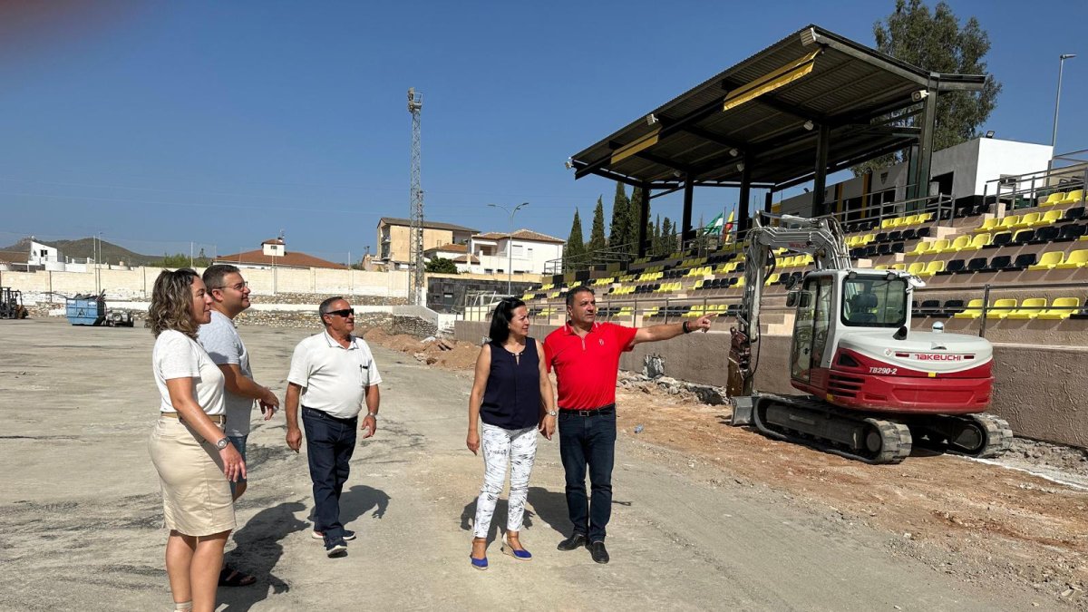 La alcaldesa visita el campo de fútbol de la localidad.