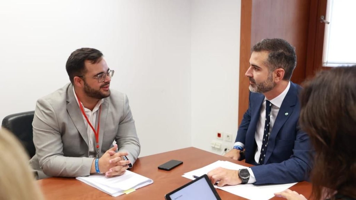 Reunión entre el alcalde y el consejero.