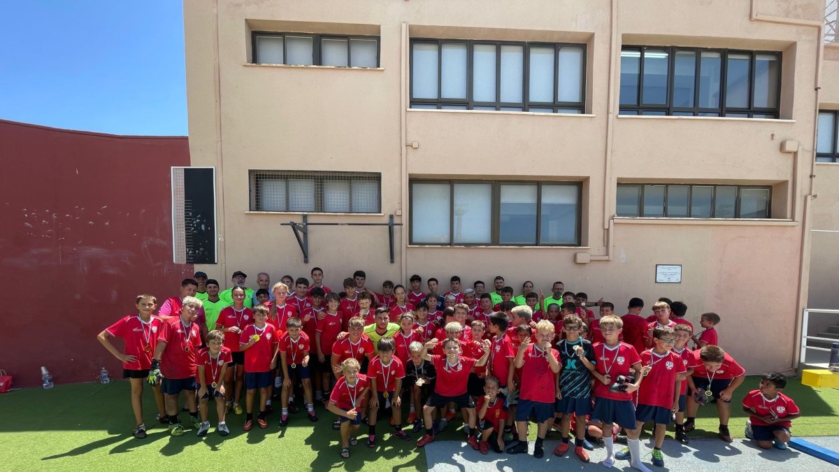 Con el excolegiado David Fernández Borbalán en el Estadio de la Juventud Emilio Campra.