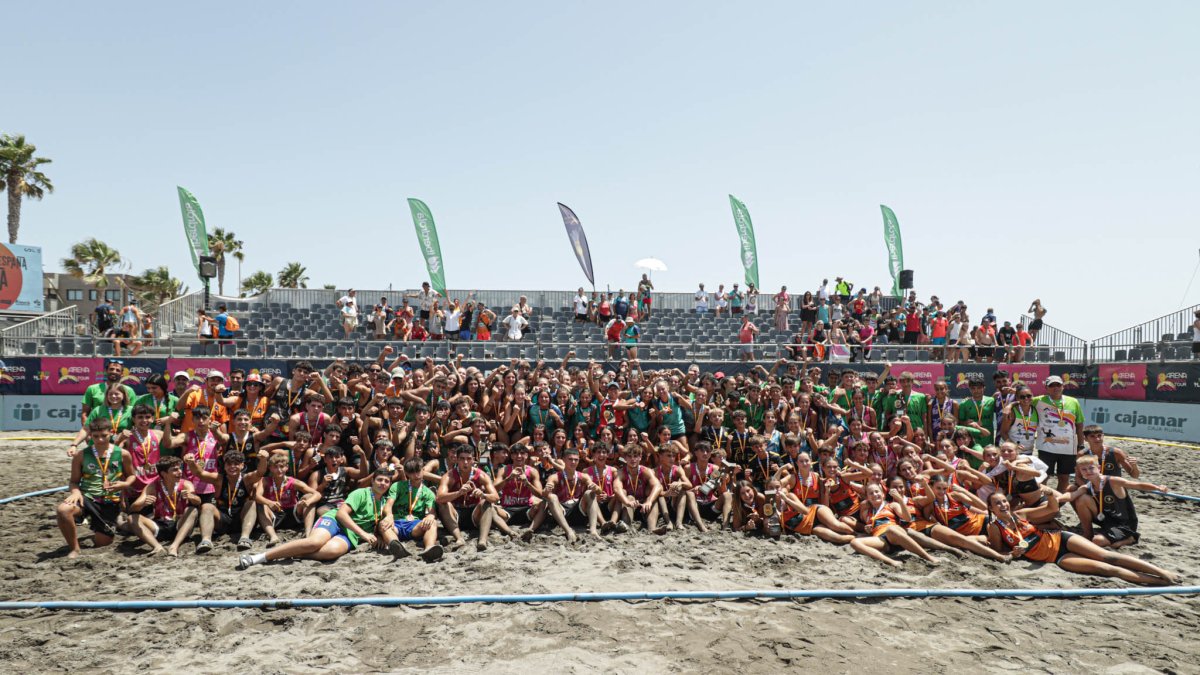Los protagonistas de la fiesta del balonmano playa.