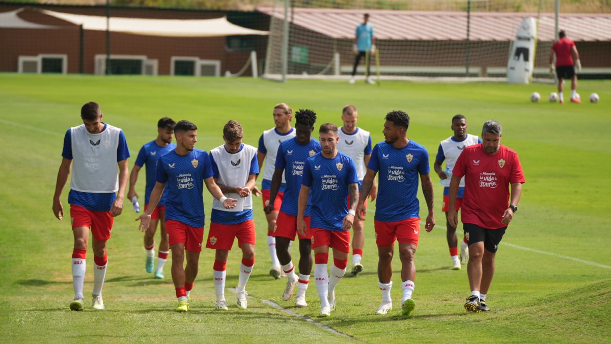 Habrá muchas caras nuevas en el Almería 23-24; el mercado de verano se calentará mucho en los próximos días.