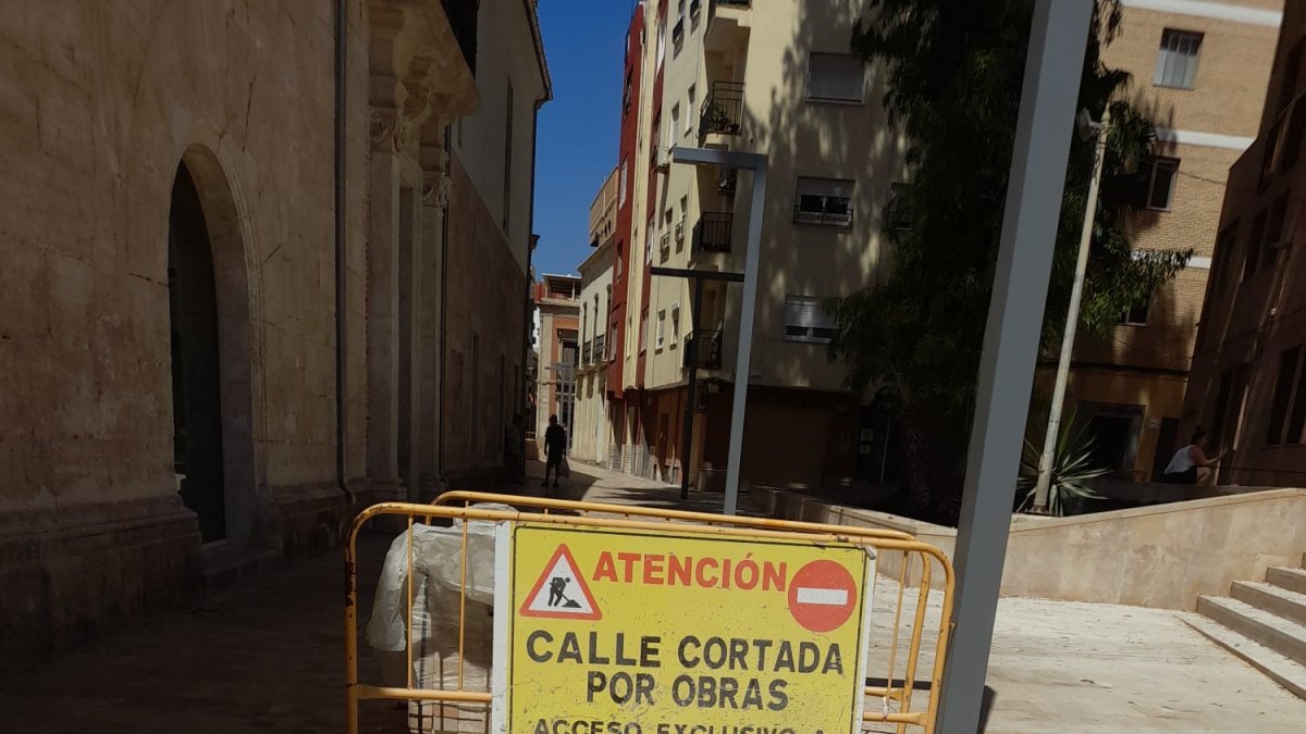 Calle prácticamente terminada pero aún cortada