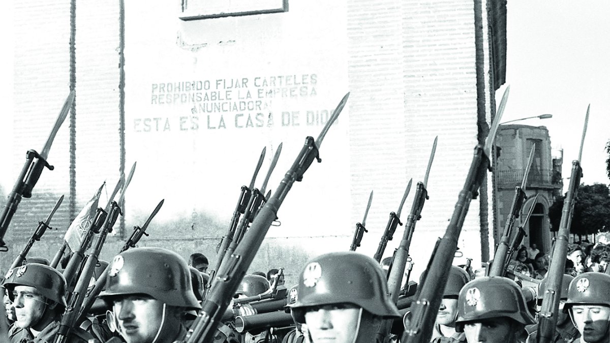 Soldados del cuartel de la Misericordia desfilando delante de la puerta de la iglesia de San Sebastián. Año 1961. Foto de Fausto Romero.