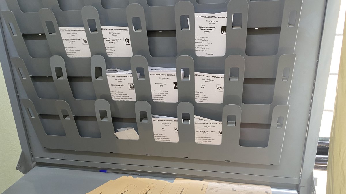 Papeletas en la jornada electoral del 23-J.