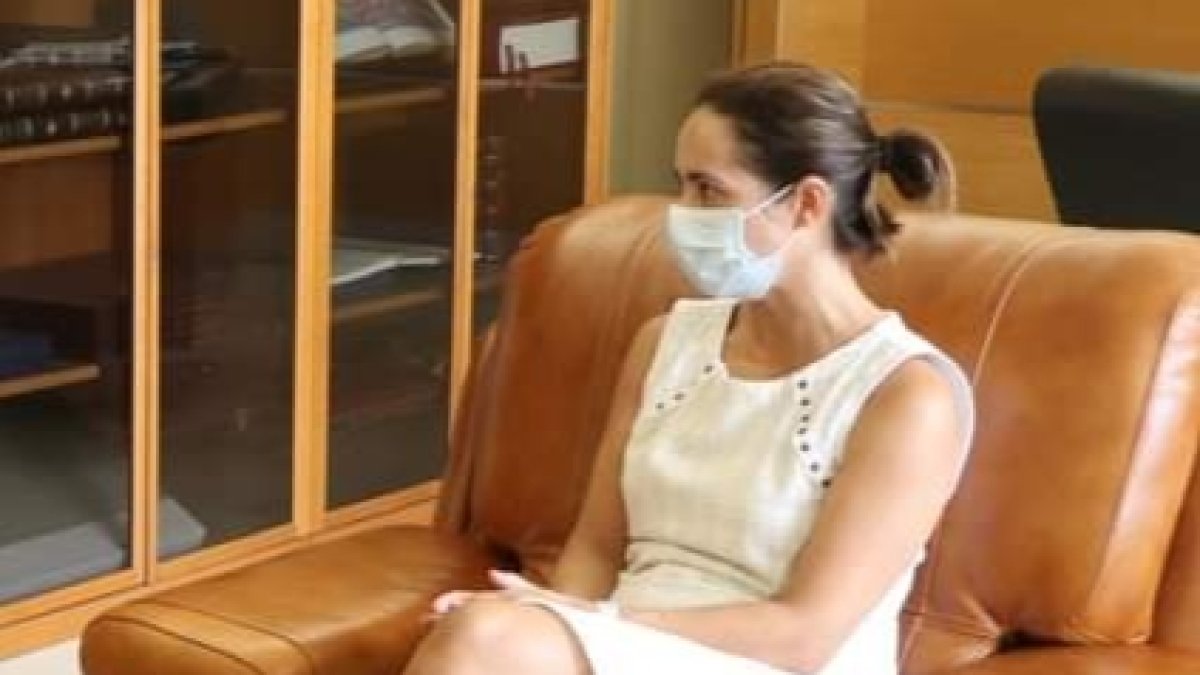 Encarnación Rodríguez durante una reunión con Francisco Góngora, alcalde de El Ejido.