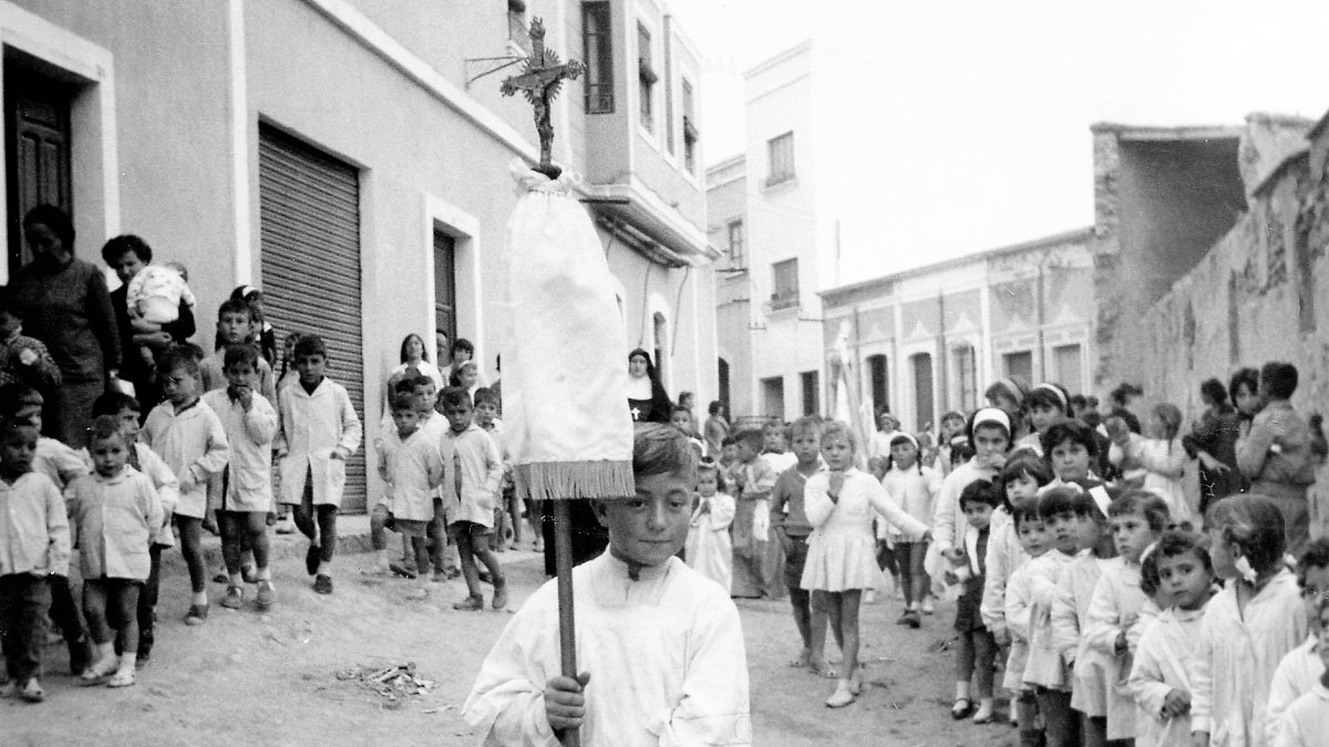 Procesión de los niños del colegio del Amor de Dios del barrio de Pescadería, por la calle Rosario. La religiosidad del colegio contrastaba despu