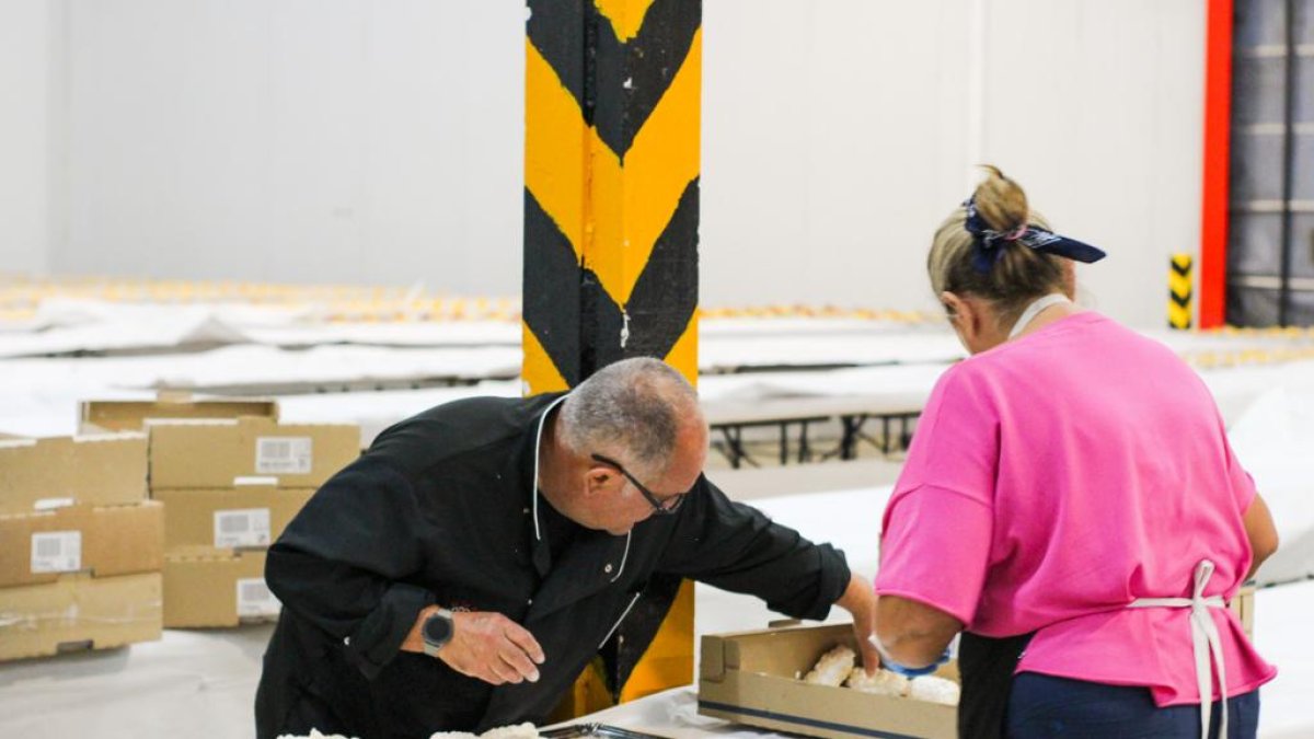 Mari Ángeles y Cristóbal preparando los merengues para la fiesta de Vicasol
