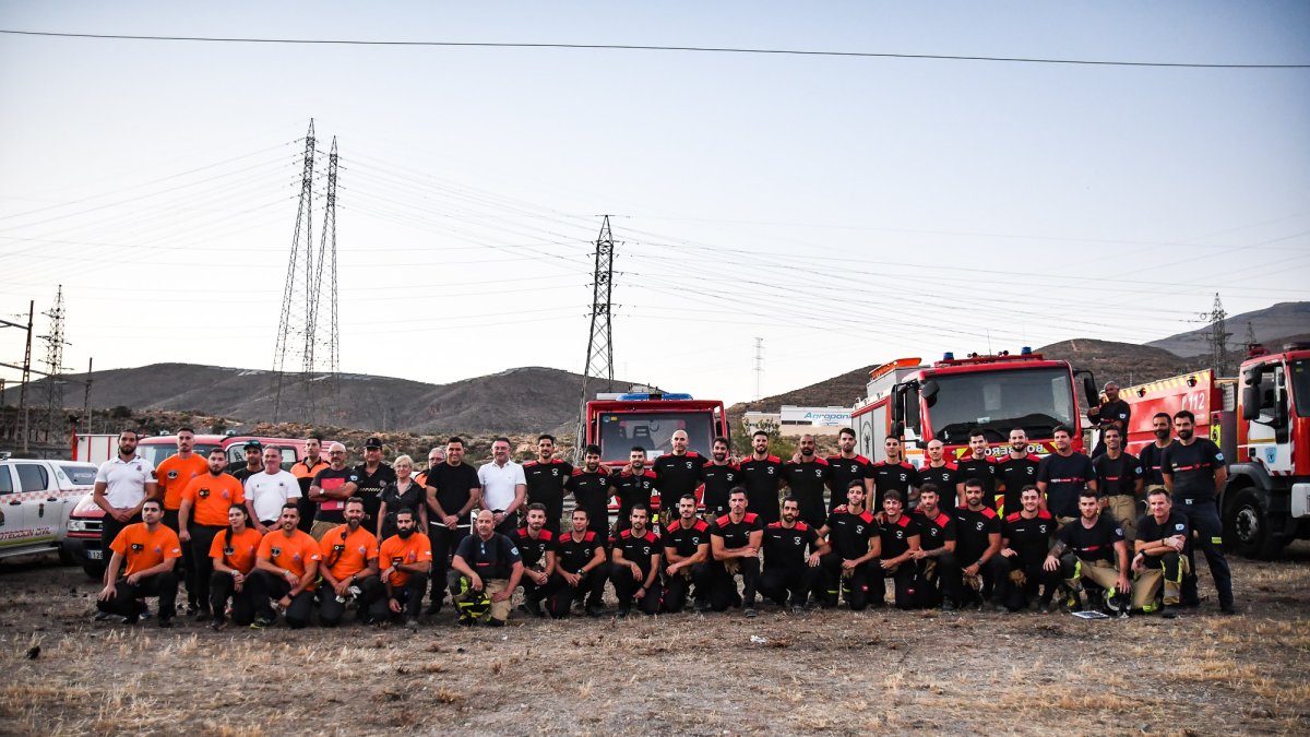 Fotografía de familia con bomberos, efectivos de Protección Civil y diferentes autoridades.