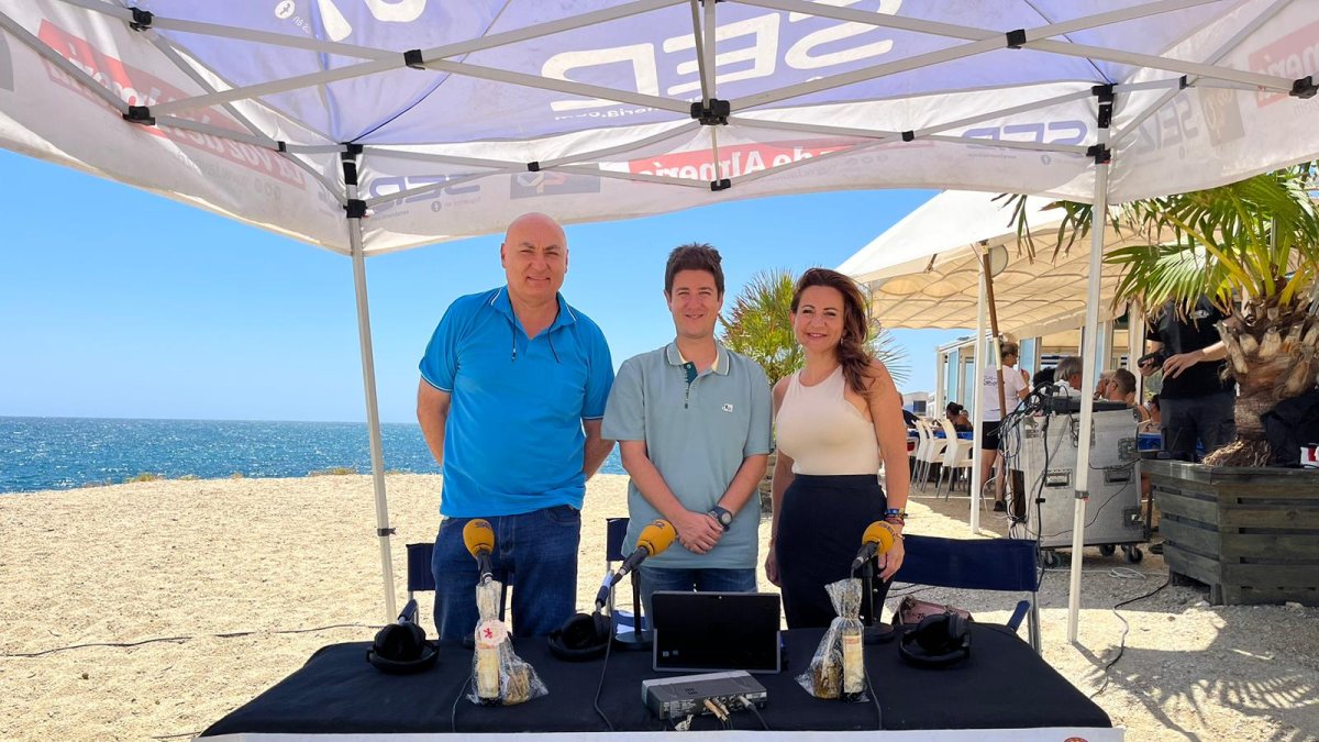 El concejal de Cultura y Pesca, Luis José Fernández, el periodista y presentador del Hoy por Hoy Levante, Guillermo Mirón y la edil garruchera re