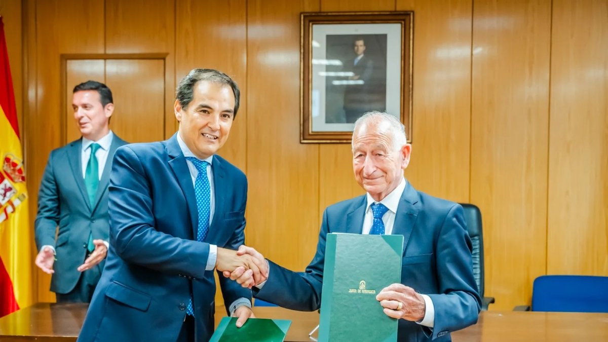 Consejero y alcalde tras firmar el convenio. Junto a ellos, el presidente de la Diputación.