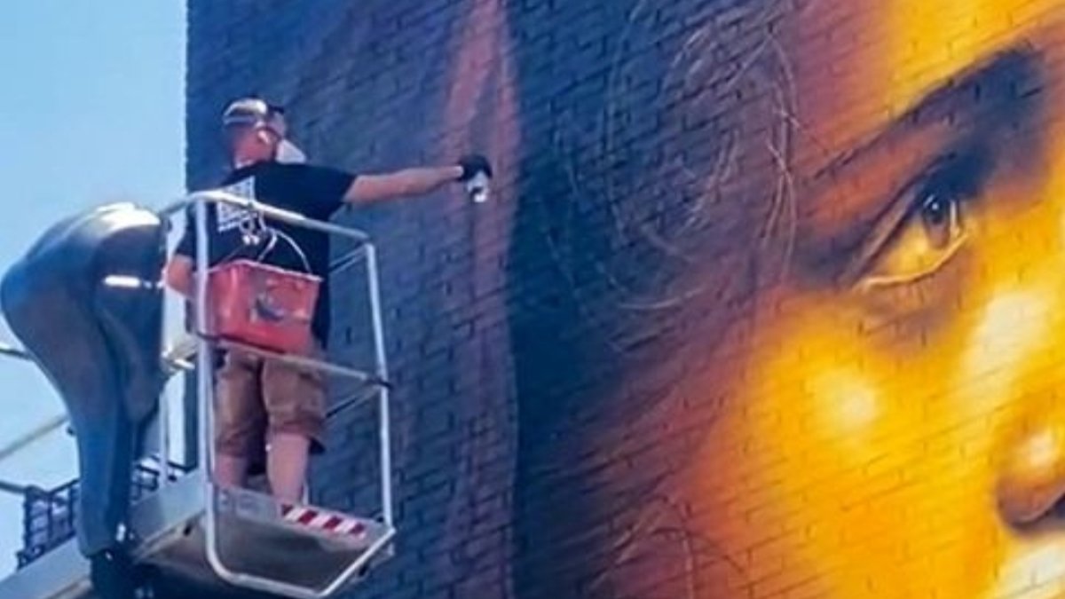 Moxaico trabajando en su obra \'La madonna\'.