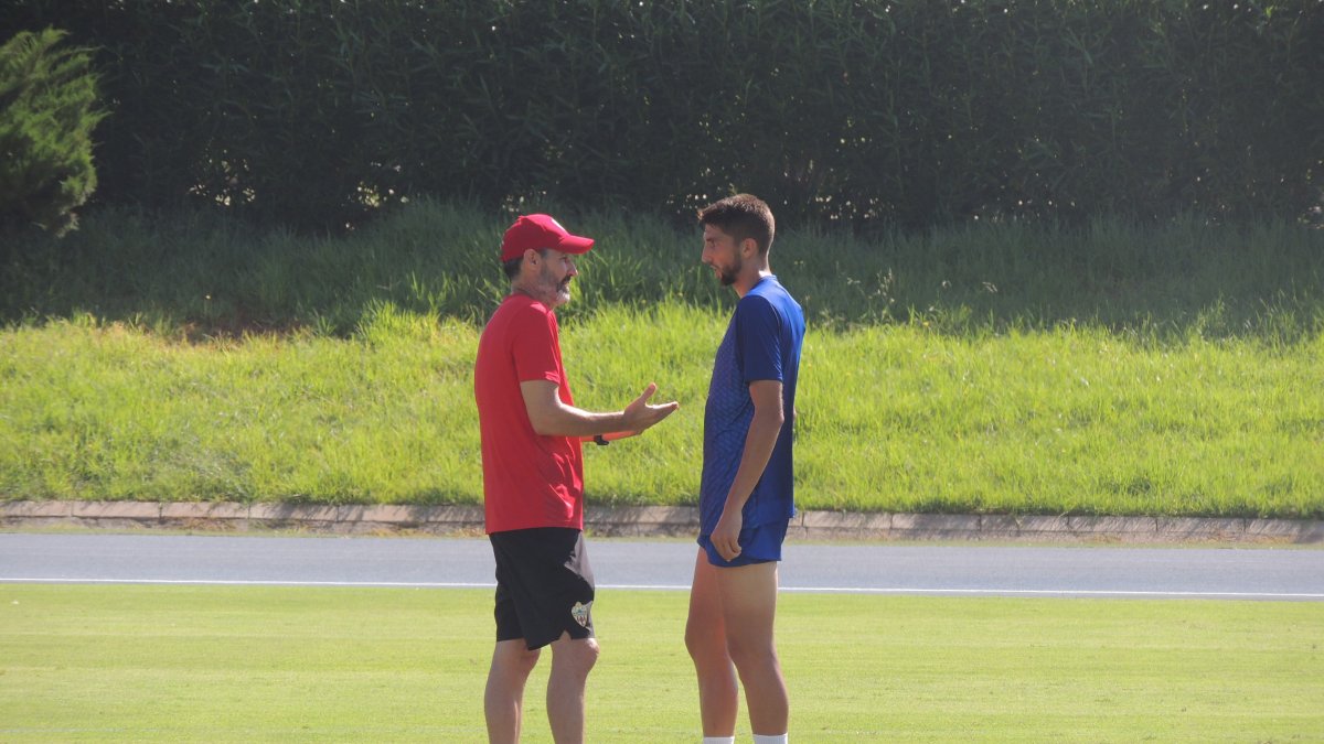 Vicente Moreno y Édgar González a la conclusión del entrenamiento de este jueves.