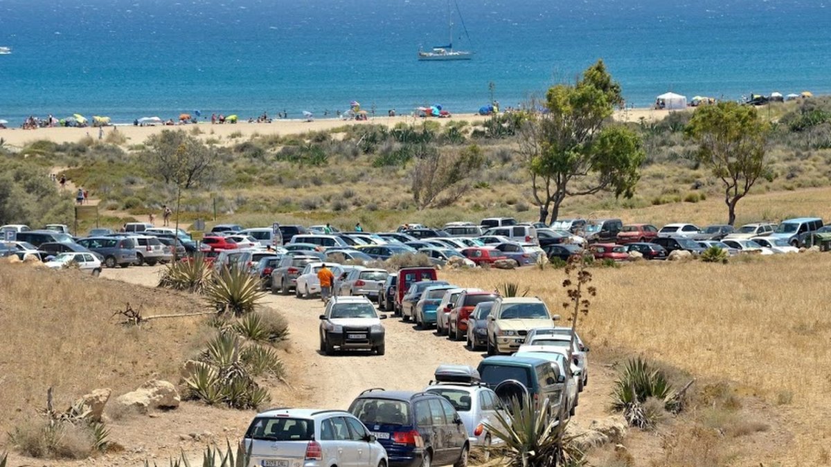 Coches accediendo a playas de Cabo de Gata.