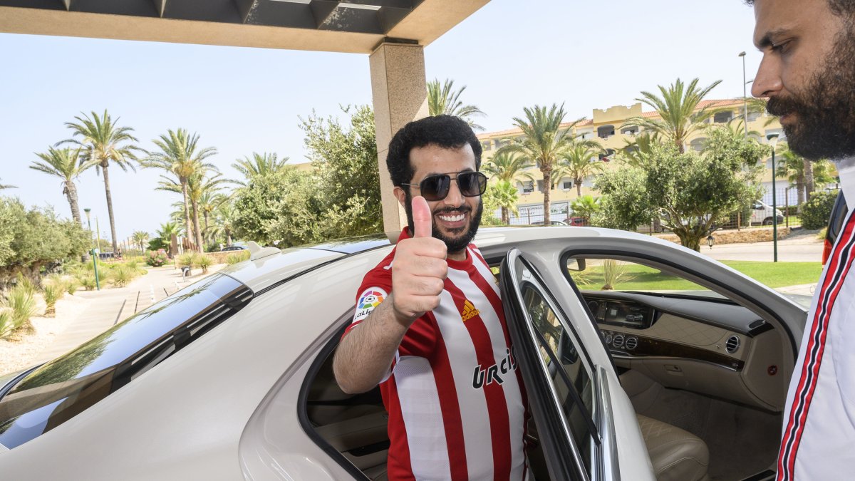 La foto de Juan Sánchez con Turki en Almerimar (3 de agosto de 2019) que dio la vuelta al mundo.