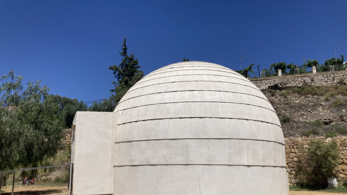 Exterior de la cúpula del planetario de Serón.