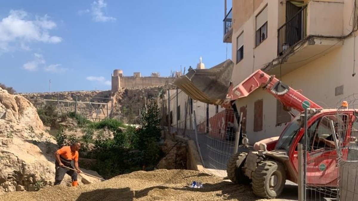 Trabajadores colocando la grava sobre los restos de Almanzor