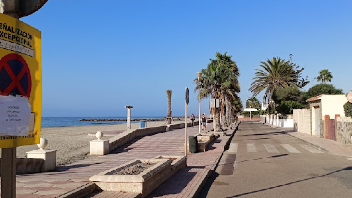 Los dos individuos trataron de huir por el paseo marítimo.