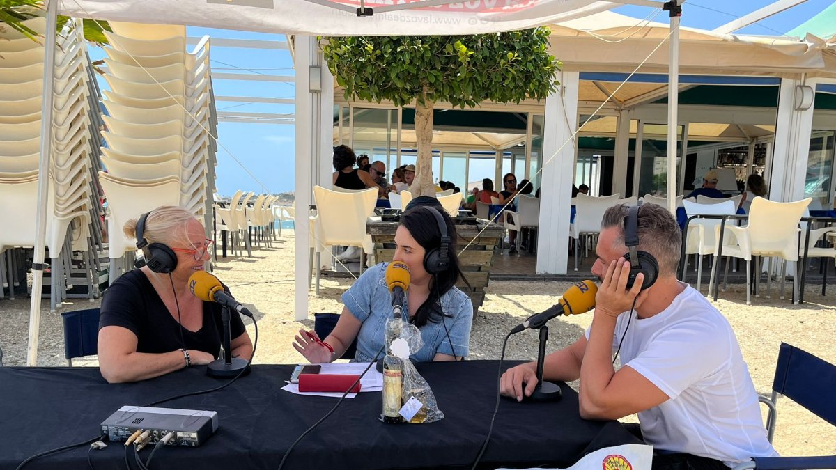 Ana y Roger se despidieron del Hoy por Hoy desde su chiringuito \'El Espigón\'.