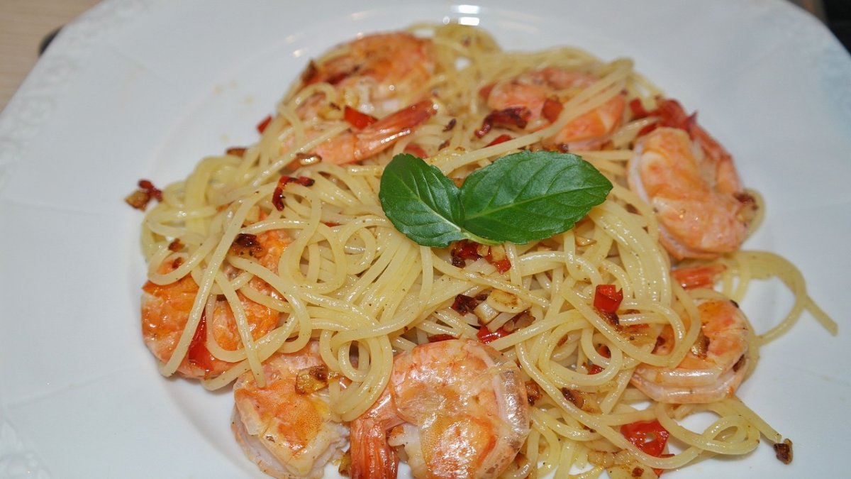 Noodles con gambas para almorzar hoy.