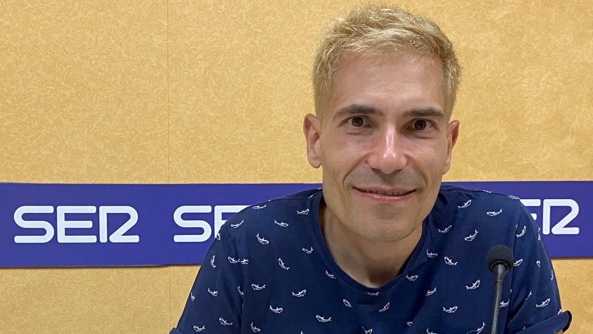 Juanma Romero, la noche del jueves en los estudios de la Cadena SER en Almería.