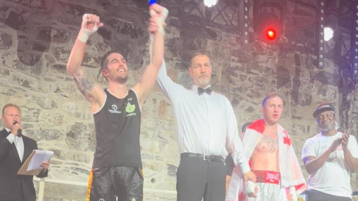 El árbitro declara vencedor a Rayito.