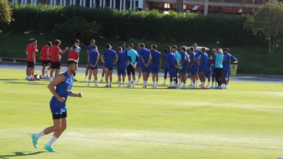 Leo Baptistao, al margen, y Vicente Moreno con el grupo.